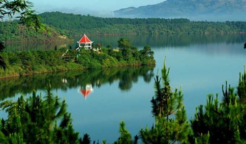 Lake as big as an ocean’ in Pleiku offers best of both worlds to visitors