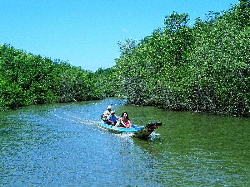 Fishing together with Can Gio fishermen