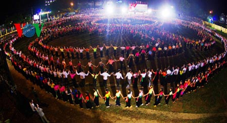 Mass Xoe dance performance celebrates Yen Bai culture