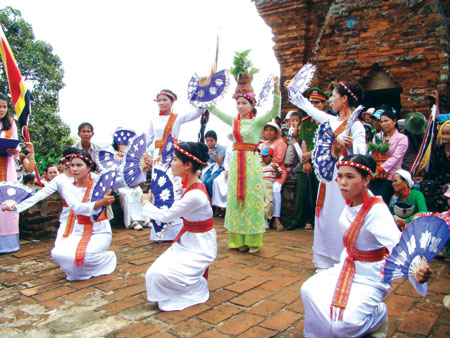 Cham Muslims in Binh Thuan welcome New Year