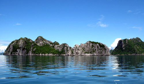 Ba Mun Island - green pearl in Bai Tu Long Bay