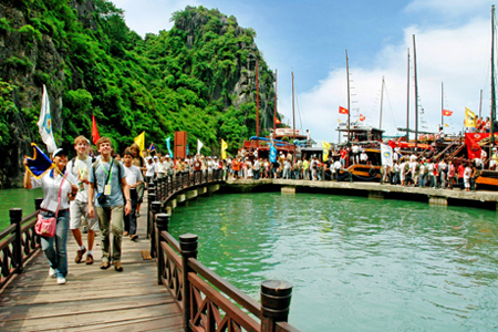 Quang Ninh publicizes prices of package tours