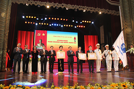 Tổng Công ty Du lịch Hà Nội đón nhận Huân chương Lao động hạng Nhì