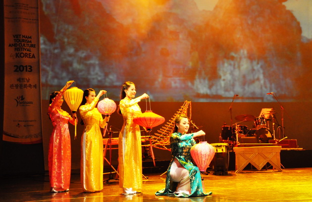 Organizing festival of Vietnam’s tourism and culture in South Korea 