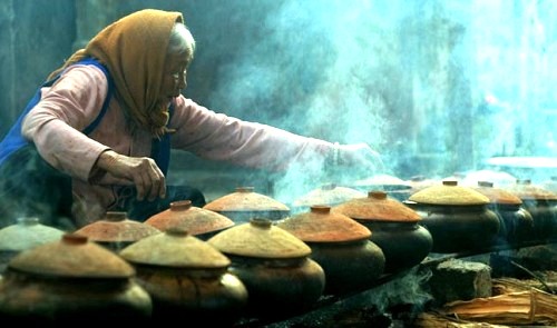 North village busy preparing braised fish for Tet