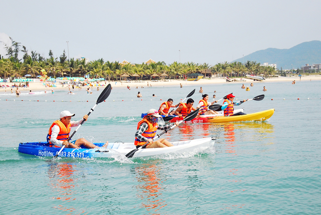 Kayaking tours make a splash in Da Nang with sea adventurers