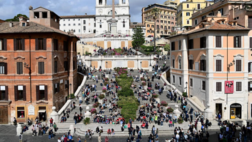 Rome cho phép đi trên bậc thang cổ, phạt nếu khách ngồi xuống