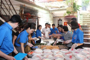 Đoàn Thanh niên Hanoitourist: Ấm lòng những suất cơm từ thiện