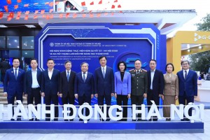 Lãnh đạo Trung ương và Hà Nội tham quan không gian triển lãm công nghệ đổi mới sáng tạo