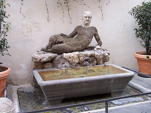 Trên ảnh là Fontana del Babuino, bức tượng mô tả Silenus, thầy của vị thần rượu nho Dionysus. Ảnh: Amusing Planet.