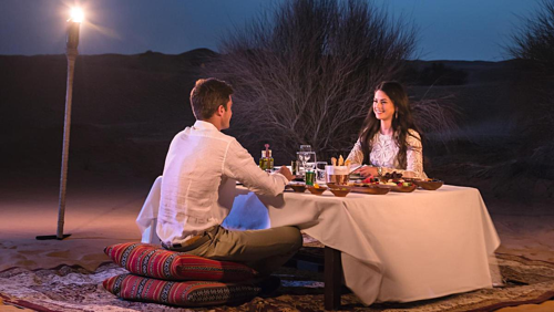Du khách thưởng thức bữa tối trên sa mạc, dịch vụ này do một resort 5 sao ở Dubai cung cấp. Ảnh: National.