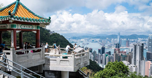 Bạn sẽ được ngắm toàn cảnh Hong Kong khi đứng trên đỉnh núi Victoria. Ảnh: Klook.