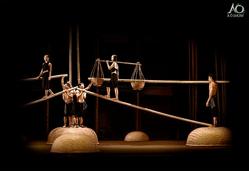 Các nghệ sĩ biểu diễn kết hợp nhuần nhuyễn với màn trình diễn mãn nhãn: từ tung hứng thanh tre, giữ thăng bằng trên tháp tre, đến đánh đu và nhào lộn quanh những chiếc thúng tre. Ảnh: À ố show.