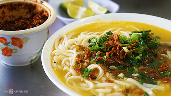 Noodle porridge is a must try dish for tourists who visit Nghe An. Photo: Di Vy.