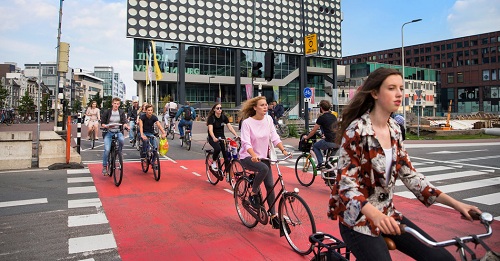 Hà Lan là quốc gia an toàn nhất để đạp xe với mạng lưới đường dài 35.000 km. Ảnh: The New York Times.