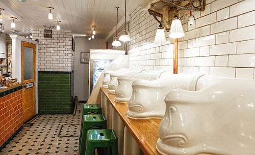 The Attendant là một nhà vệ sinh dưới thời Victoria, đã được chuyển đổi thành một quán cà phê độc đáo ở Foley Street, London. Ảnh: Nice That.