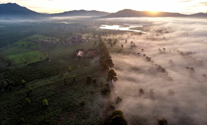 Gia Lai smothered in fog at dawn - 3