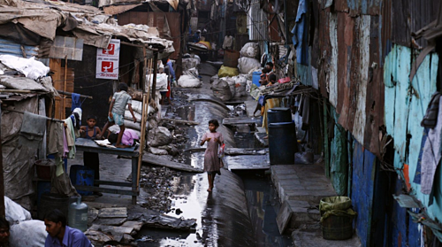 Dharavi có khoảng một triệu dân sinh sống, nổi tiếng từ bộ phim Triệu phú Khu ổ chuột (Slumdog Millionaire) năm 2008. Ảnh: Jonas Bendiksen.