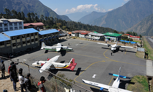 Sân bay  thị trấn Lukla, Khumbu, huyện Solukhumbu, đông Nepal. Đây cũng là nơi gần nhất để du khách bắt đầu hành trình leo núi, chinh phục Everest Base Camp.