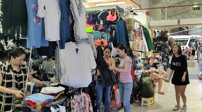 Vendors and customers at Saigon Square, District 1, HCMC. Photo by Nafi Wernsing.