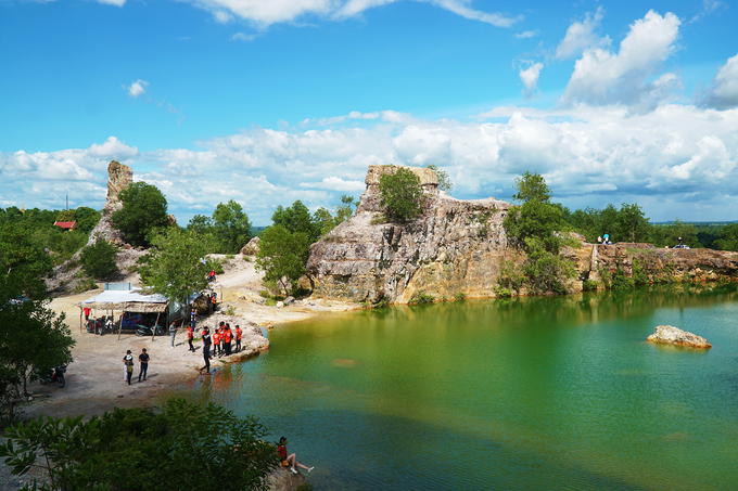 An Giang mountaintop lakes glitter different shades of envy - 3