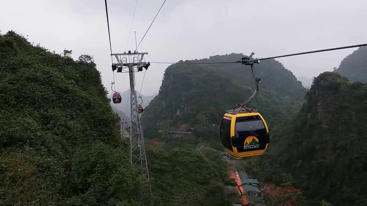 Để tham quan chùa Hương bạn có thể đi bằng cáp treo hoặc đò